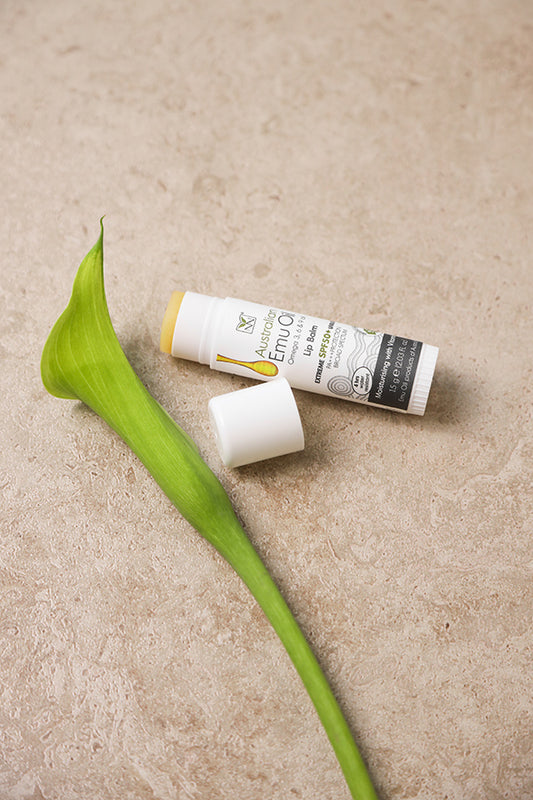 Lip-Balsam med naturliga ingredienser som bivax, sheasmör och emuolja.